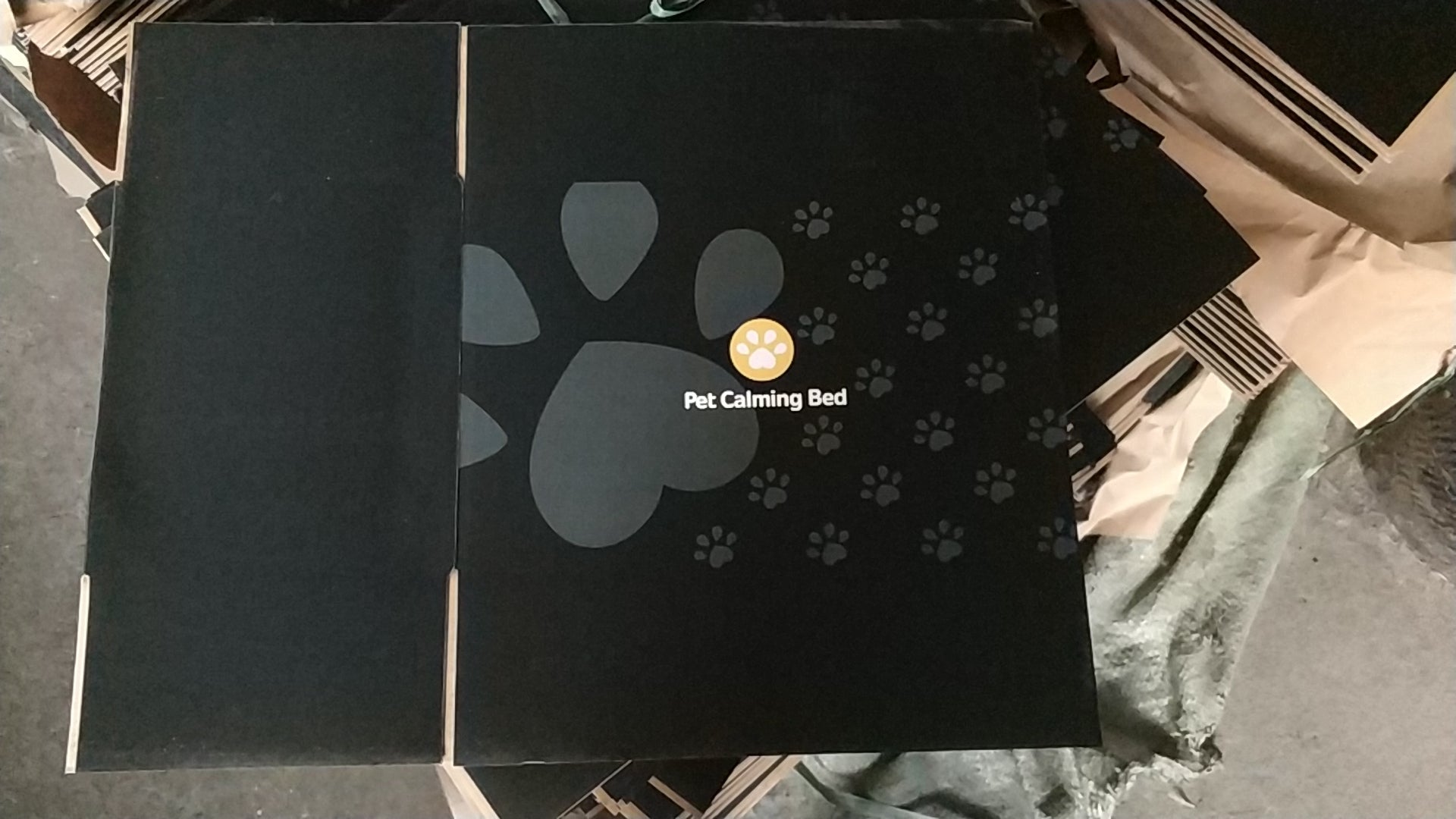 HKM-9841213 Waterproof Non-Slip Pet Bed with Durable Oxford Cloth and Plastic Nest Bottom