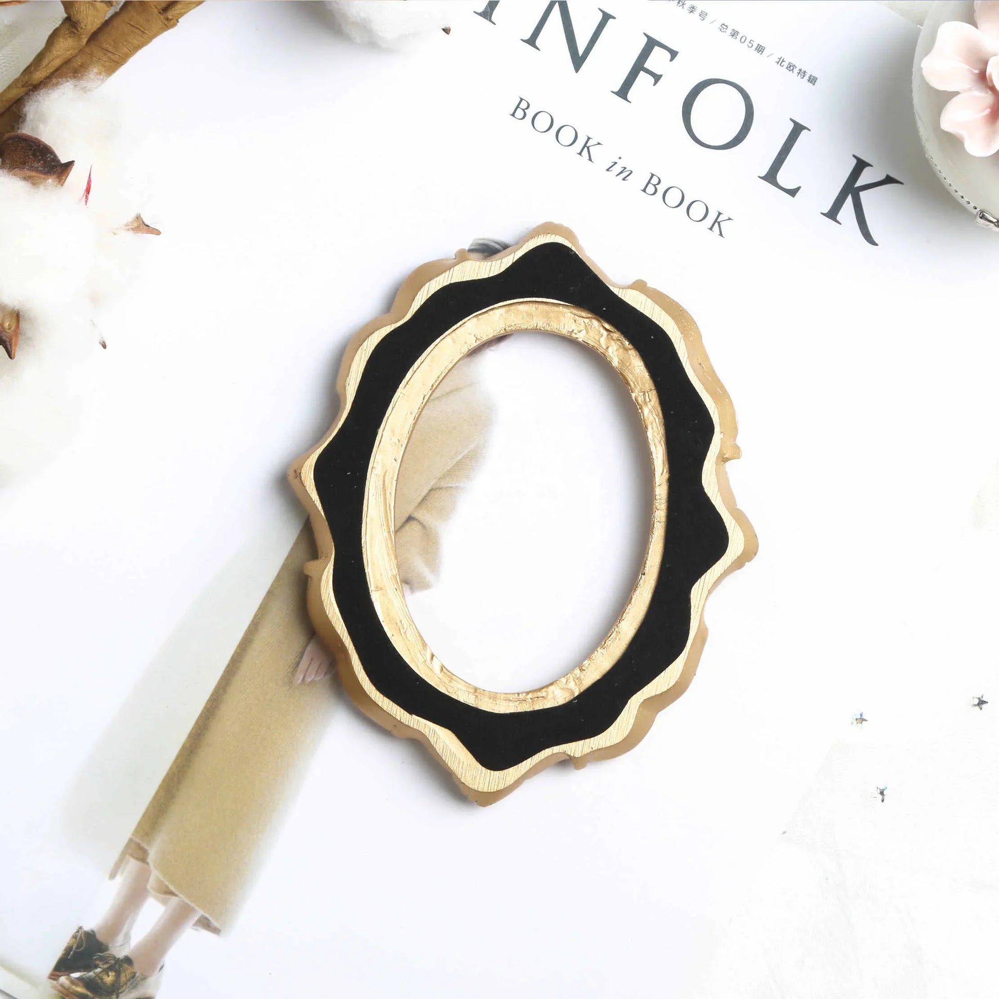 KTX-288531 Gold Retro Photo Frame for Mini Wedding Pictures - Decorative Resin Desktop Ornament