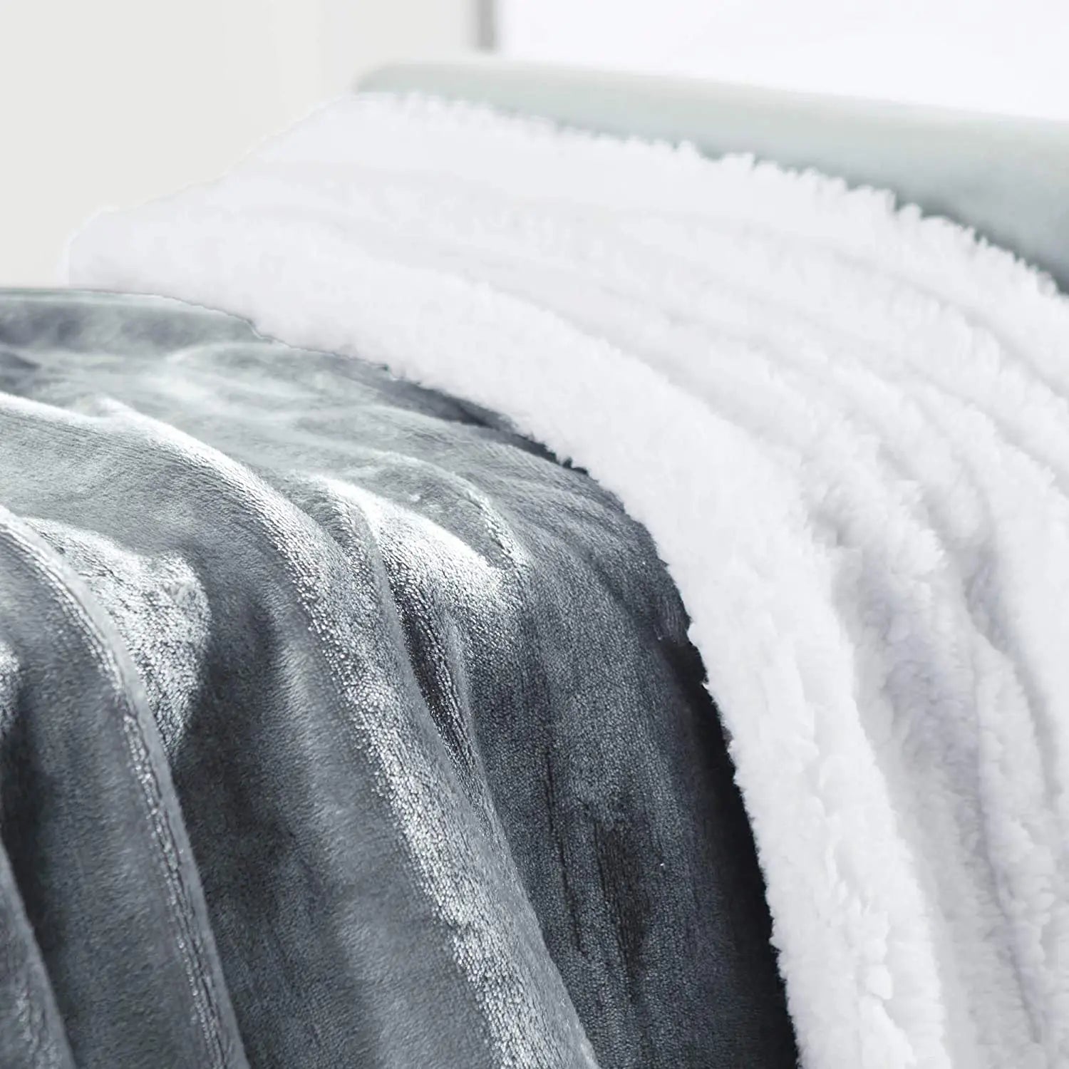 HKM-076051 Waterproof Oversize Sherpa Blanket for Pets - Machine Washable Cozy Furniture Protector
