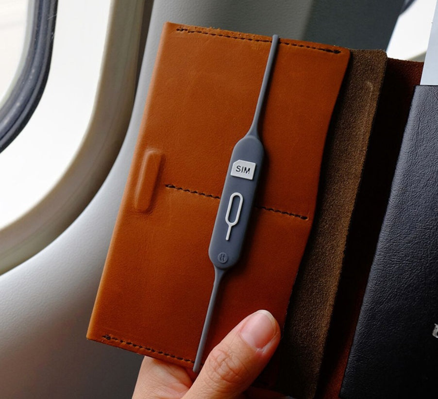 KTX-663443 Portable Silicone Card Holder with Anti-Lost Design - Available in Green Gray and Yellow Powder