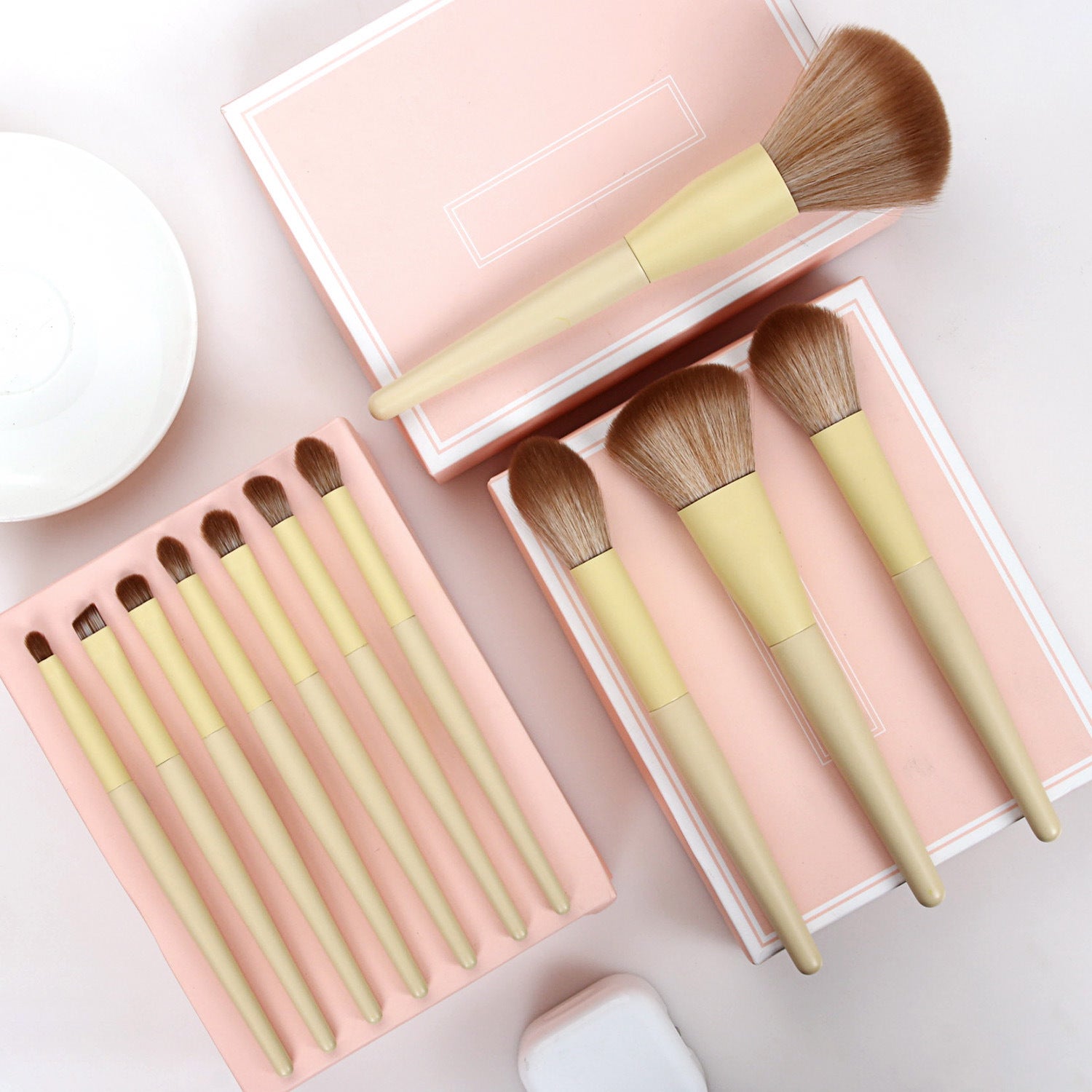 HKM-804563 11-Piece Yellow Makeup Brush Set with Nylon Bristles and Long Handles