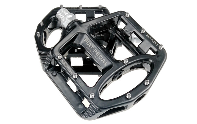 HKM-623891 Lightweight Magnesium Alloy Mountain Bike Flat Pedals for Enhanced Performance