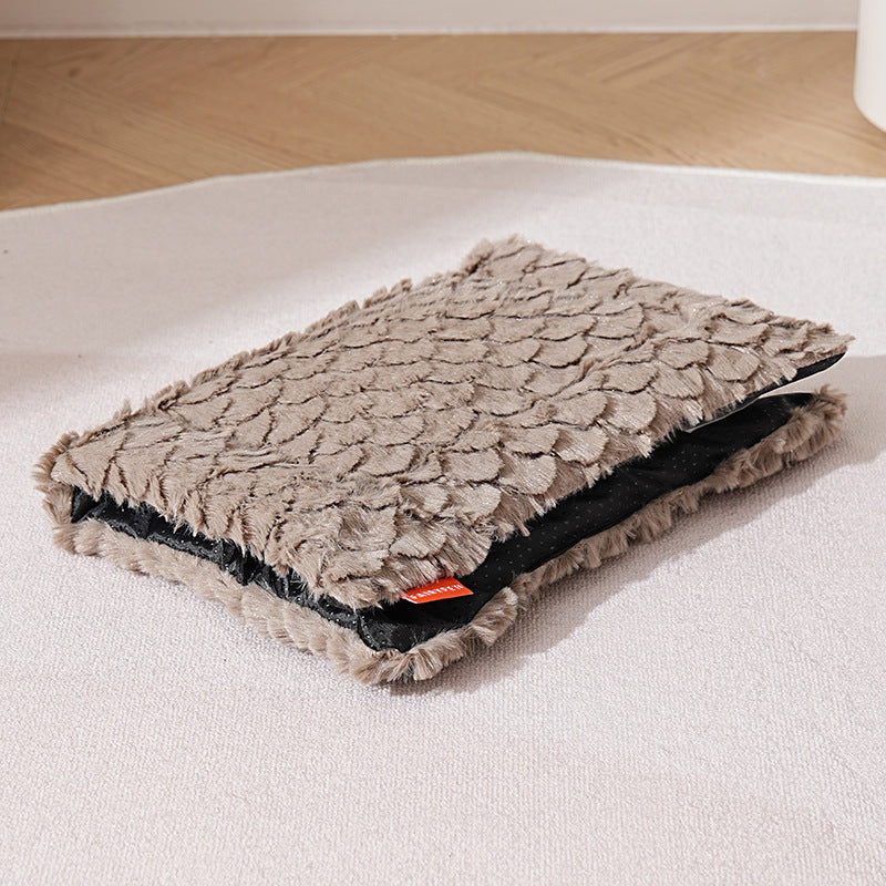 HKM-209747 Soft Wool Dog Cushion with Fish Scale Pattern - Cozy Sleeping Pad for Cats and Dogs in Autumn and Winter