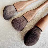 HKM-345811 Handcrafted Walnut Makeup Brush with Soft Man-Made Fiber Hair for Blush and Contouring
