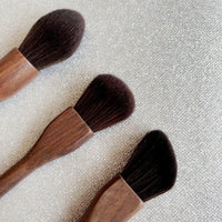HKM-345811 Handcrafted Walnut Makeup Brush with Soft Man-Made Fiber Hair for Blush and Contouring