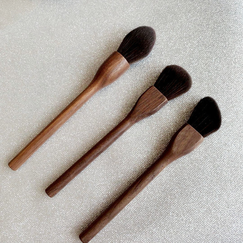 HKM-345811 Handcrafted Walnut Makeup Brush with Soft Man-Made Fiber Hair for Blush and Contouring