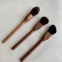 HKM-345811 Handcrafted Walnut Makeup Brush with Soft Man-Made Fiber Hair for Blush and Contouring
