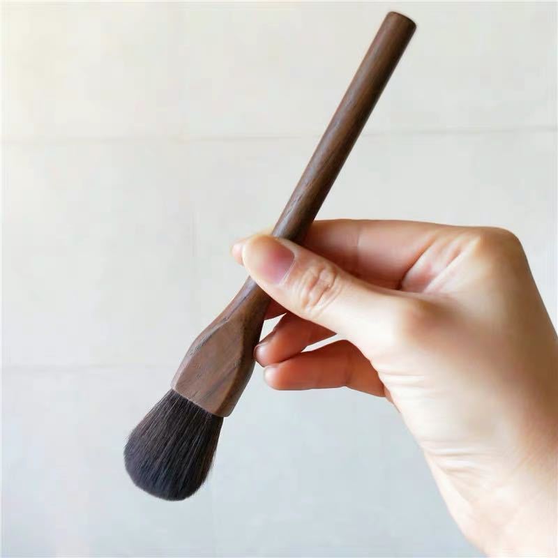 HKM-345811 Handcrafted Walnut Makeup Brush with Soft Man-Made Fiber Hair for Blush and Contouring