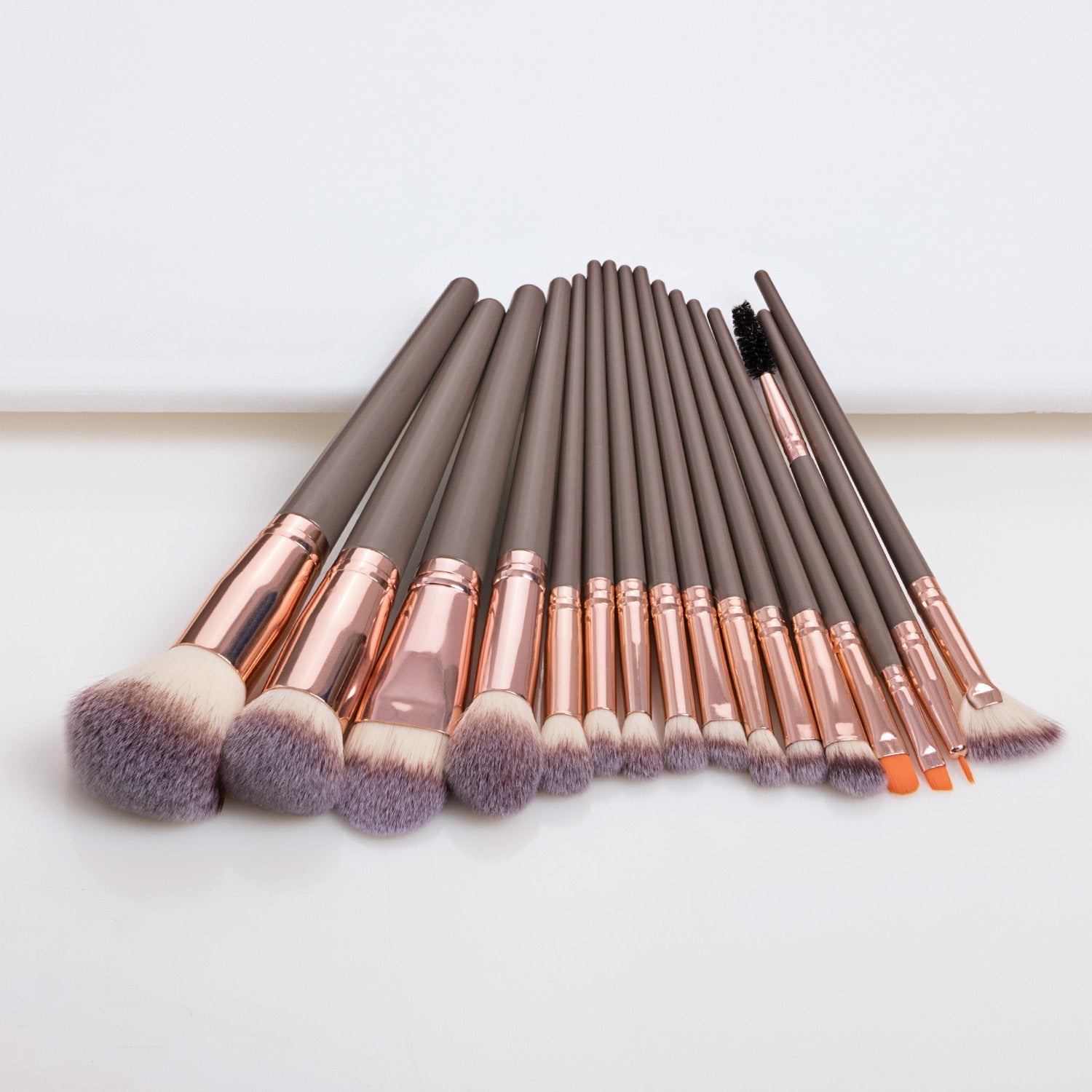 HKM-213587 16-Piece Professional Makeup Brush Set with Plastic Handles for Flawless Application