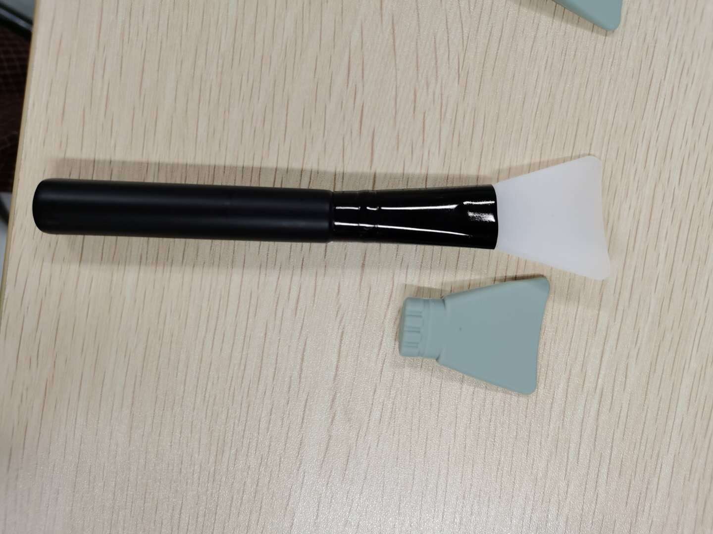 HKM-493523 Silicone Makeup Brush Tool with Long Wooden Handle - 14cm Adjusting Film Stick