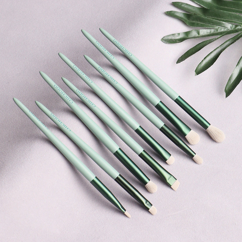 HKM-083667 13-Piece Green Makeup Brush Set with Foundation and Eye Brushes - Fiber Wool and Solid Wood Design