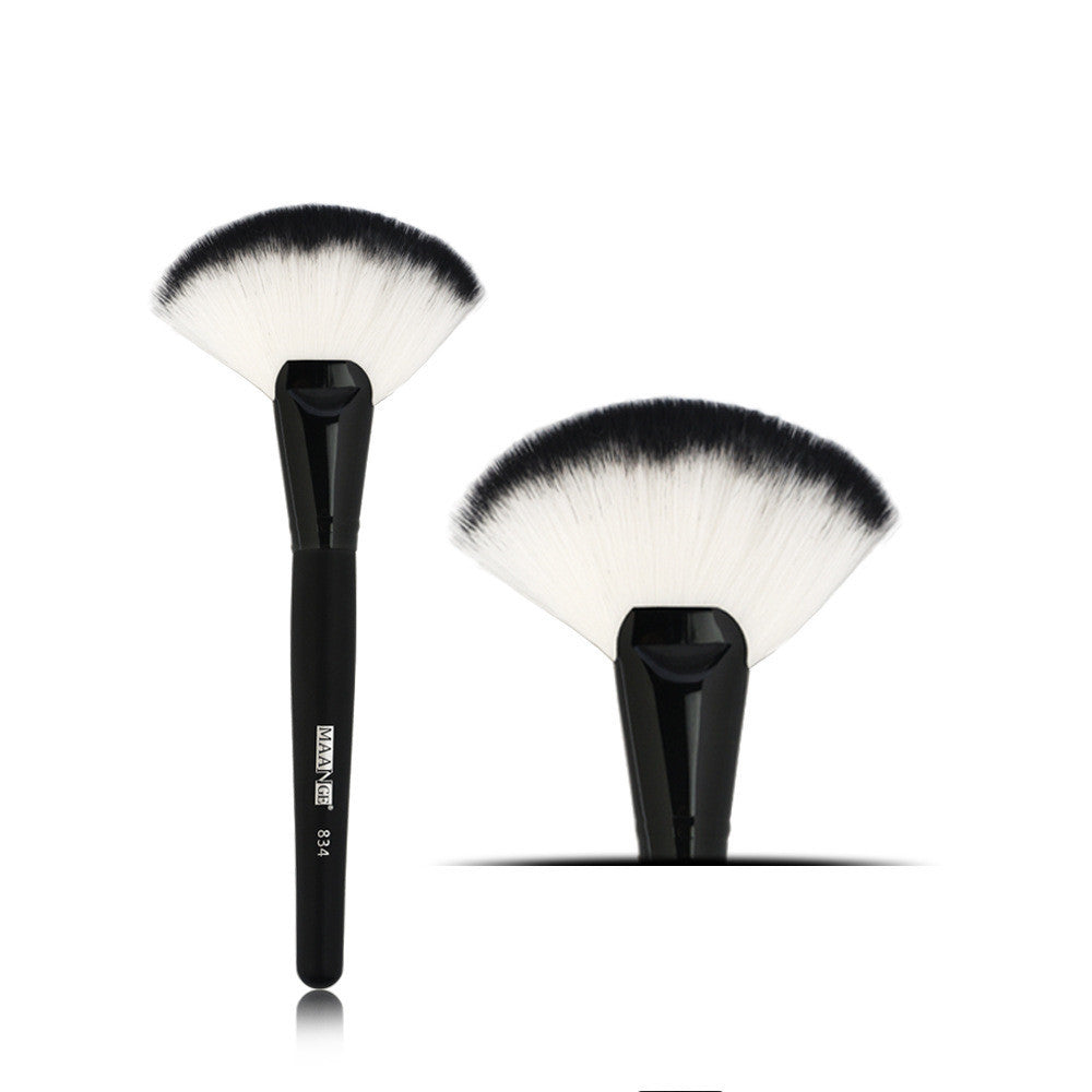 HKM-371667 Large Blush Brush with Wooden Handle and Corrugated Silk Nylon Wool bristles, 21.5cm Size