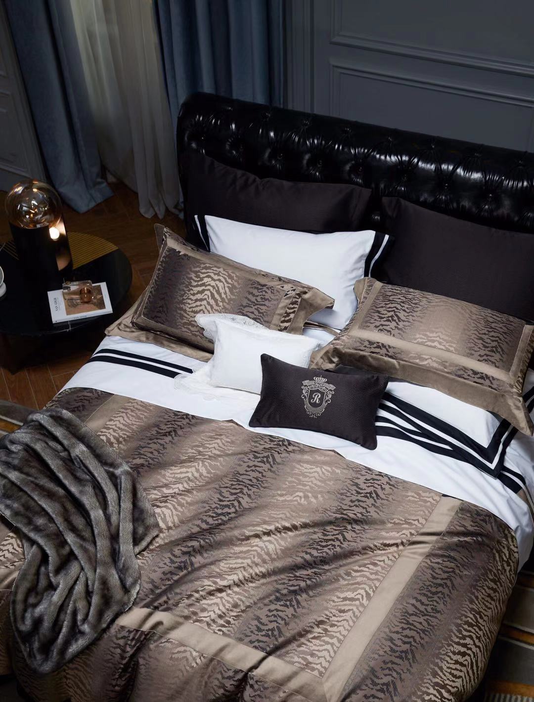 HKM-008019 Cotton Four-Piece Bedding Set with Geometric Pattern for Queen and King Size Beds
