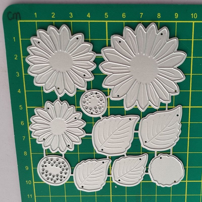 HKM-009683 Flower Combination Carbon Steel Knife Mold for Home Use, 100 x 108mm, European Style