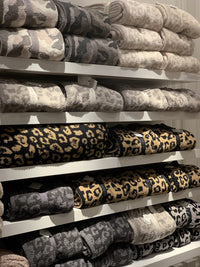 HKM-094483 Knitted Leopard Print Blanket in Soft Elastic Wool - 130 x 180 cm