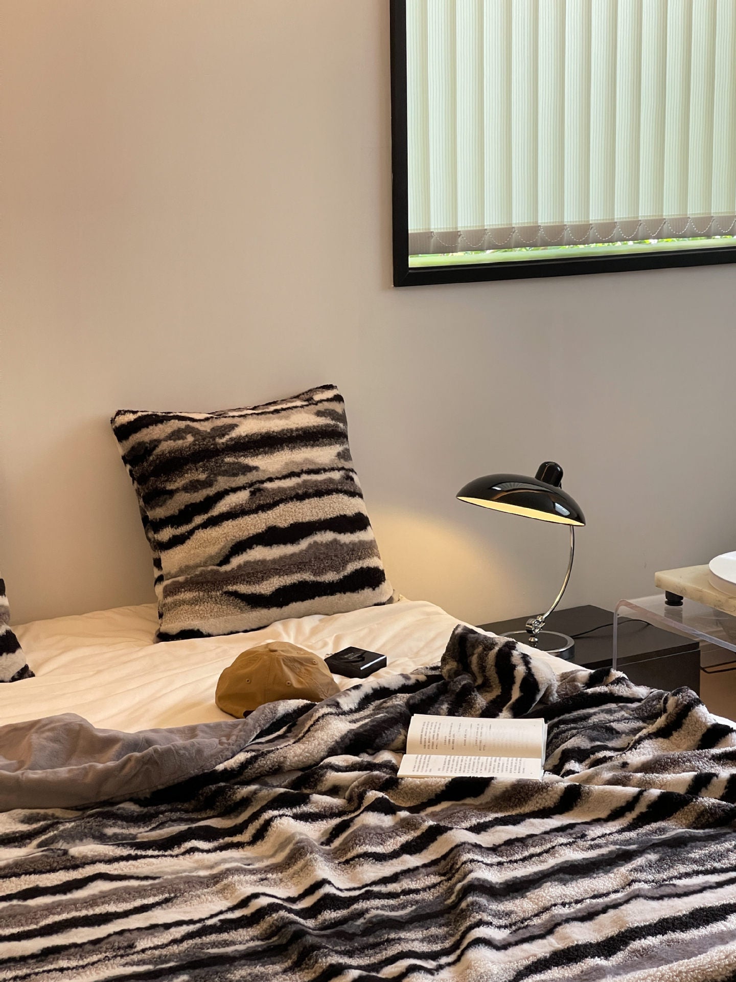 HKM-099411 Tie-Dyed Zebra Stripes Nap Blanket - Black and Beige, Modern Polyester Fiber, 150x200 cm & 100x150 cm Options