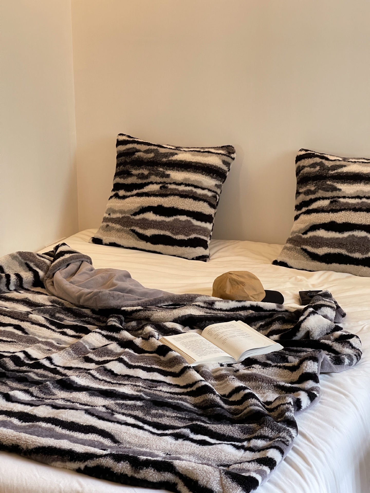 HKM-099411 Tie-Dyed Zebra Stripes Nap Blanket - Black and Beige, Modern Polyester Fiber, 150x200 cm & 100x150 cm Options