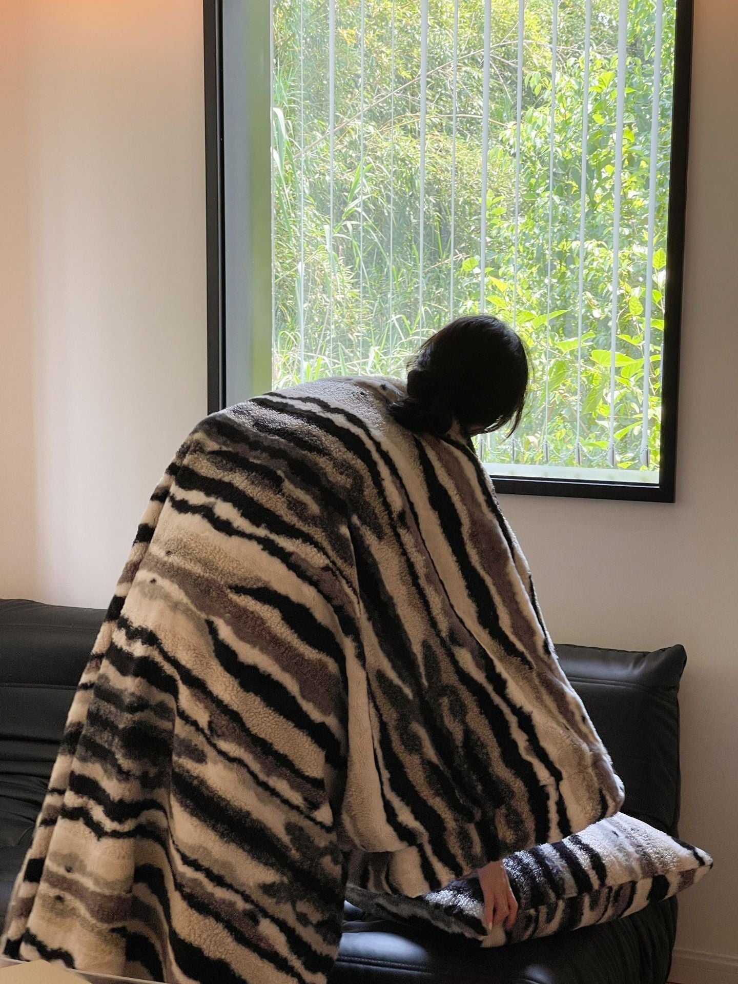 HKM-099411 Tie-Dyed Zebra Stripes Nap Blanket - Black and Beige, Modern Polyester Fiber, 150x200 cm & 100x150 cm Options