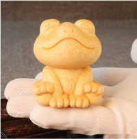HKM-110547 Smiling Frog Bamboo Carving Ornament - Cute 5cm Décor for Gifts and Collectibles