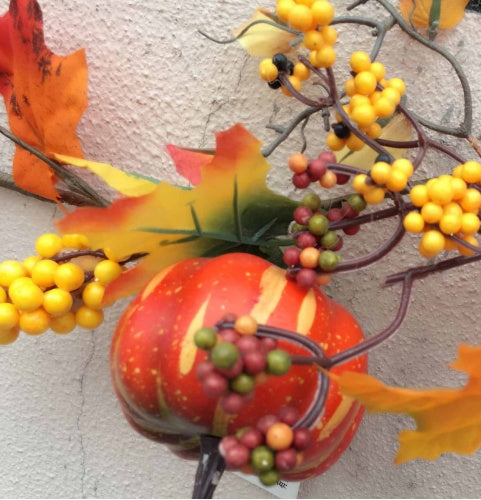 HKM-111379 Autumn Pumpkin and Maple Leaf Rattan Garland with LED Lights, 1.8m Decorative Pendant for Seasonal Home Decor