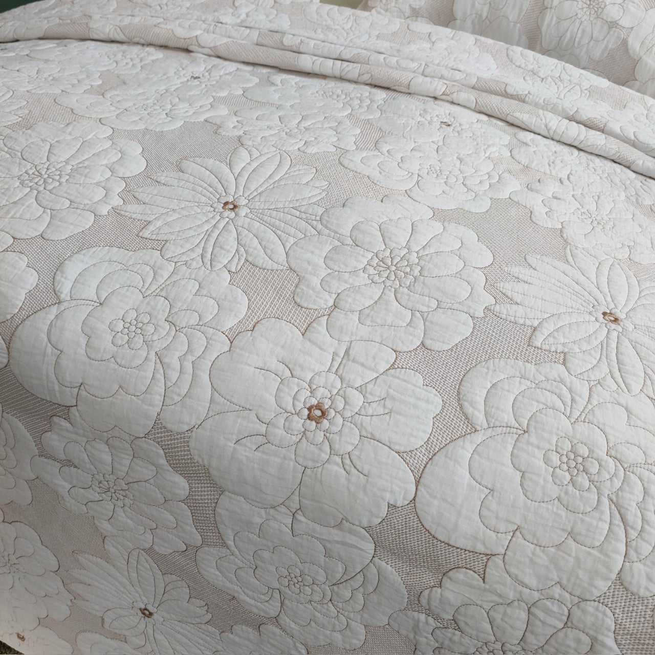 HKM-137619 Cotton Thickened White and Beige Camellia Embroidery Three-Piece Bedcover Set