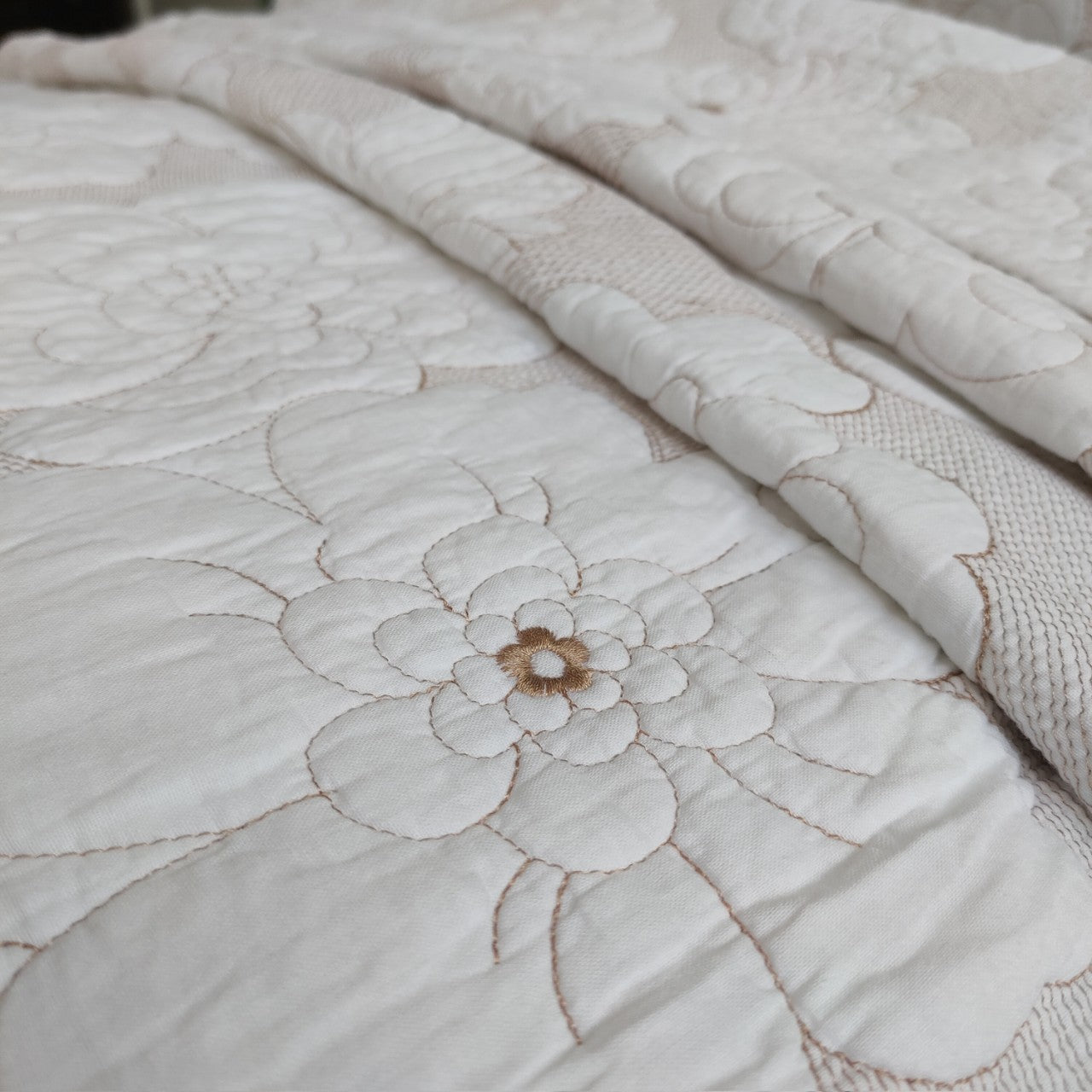 HKM-137619 Cotton Thickened White and Beige Camellia Embroidery Three-Piece Bedcover Set