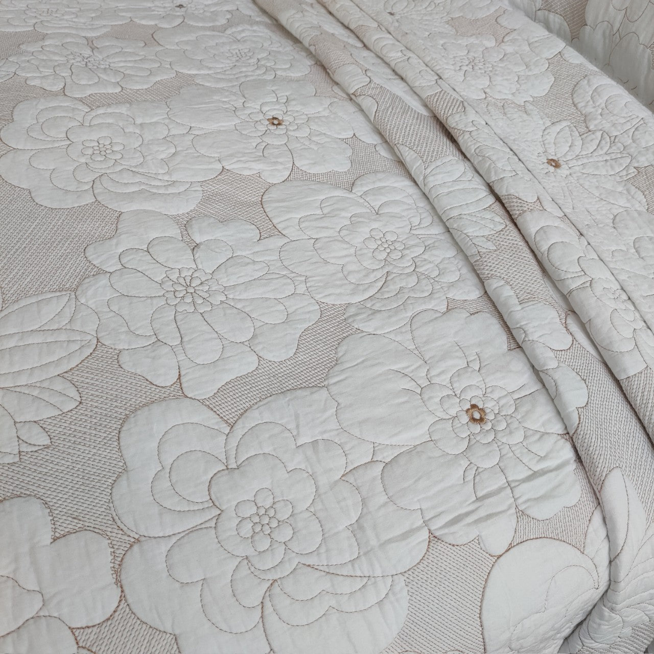 HKM-137619 Cotton Thickened White and Beige Camellia Embroidery Three-Piece Bedcover Set