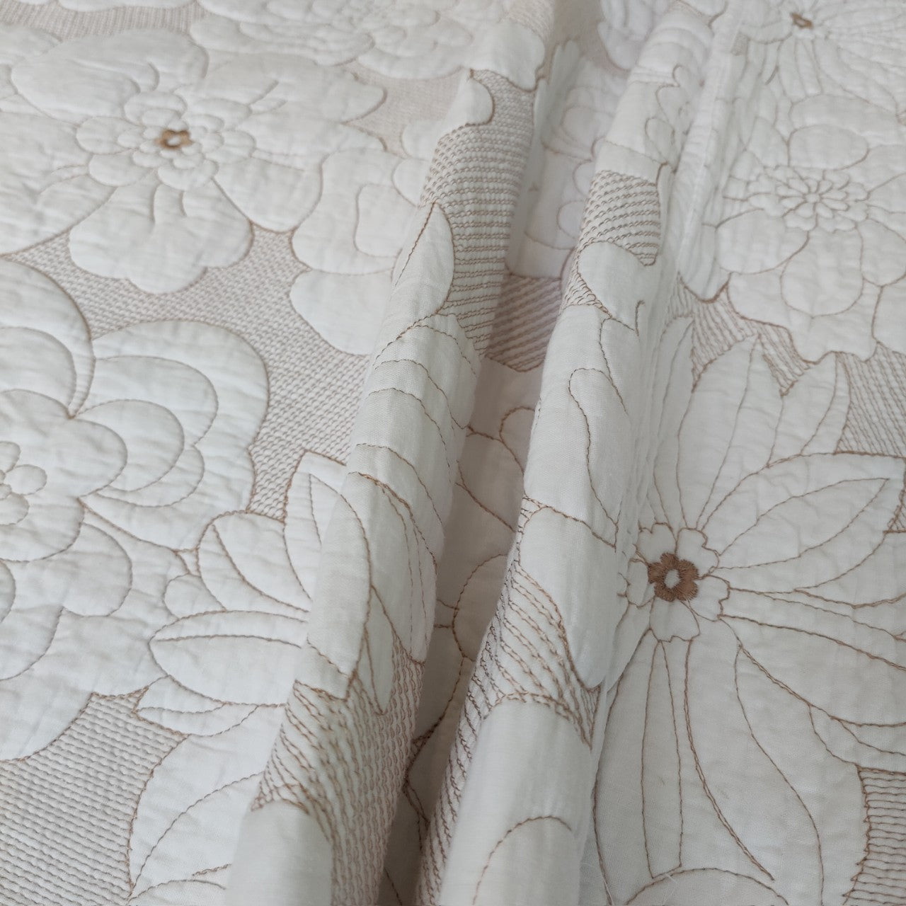 HKM-137619 Cotton Thickened White and Beige Camellia Embroidery Three-Piece Bedcover Set