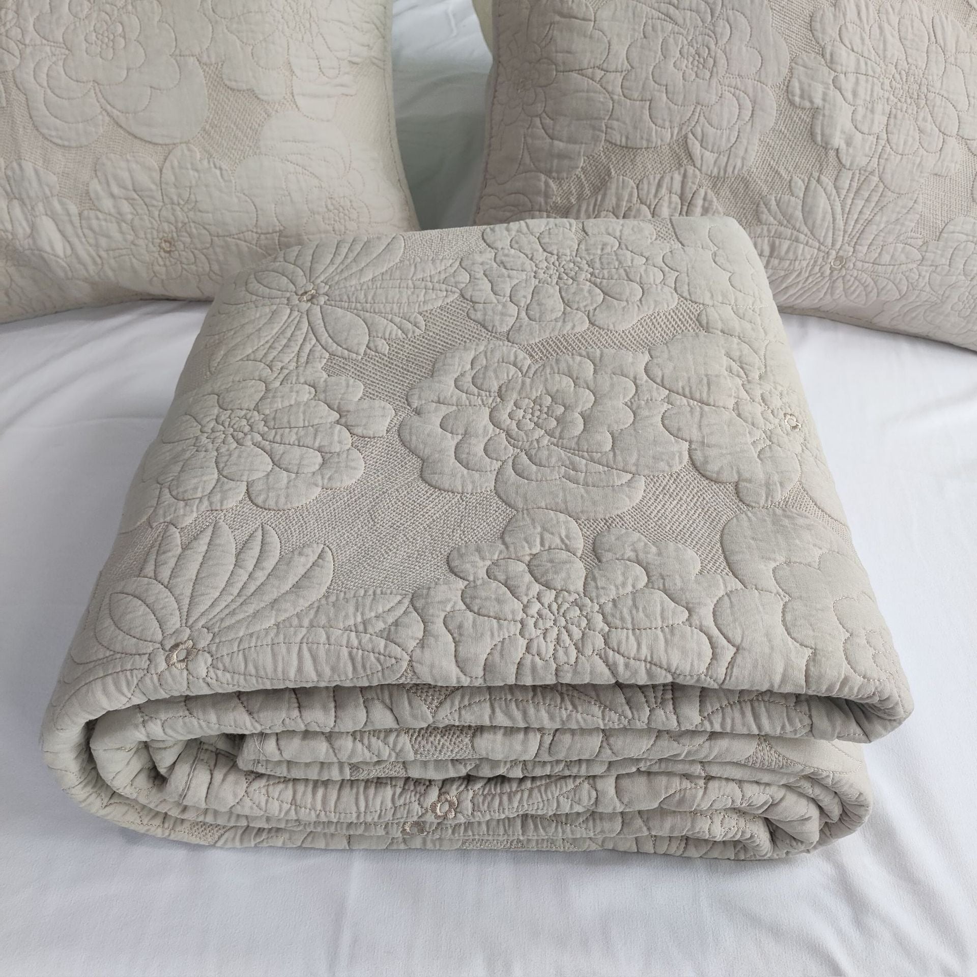 HKM-137619 Cotton Thickened White and Beige Camellia Embroidery Three-Piece Bedcover Set