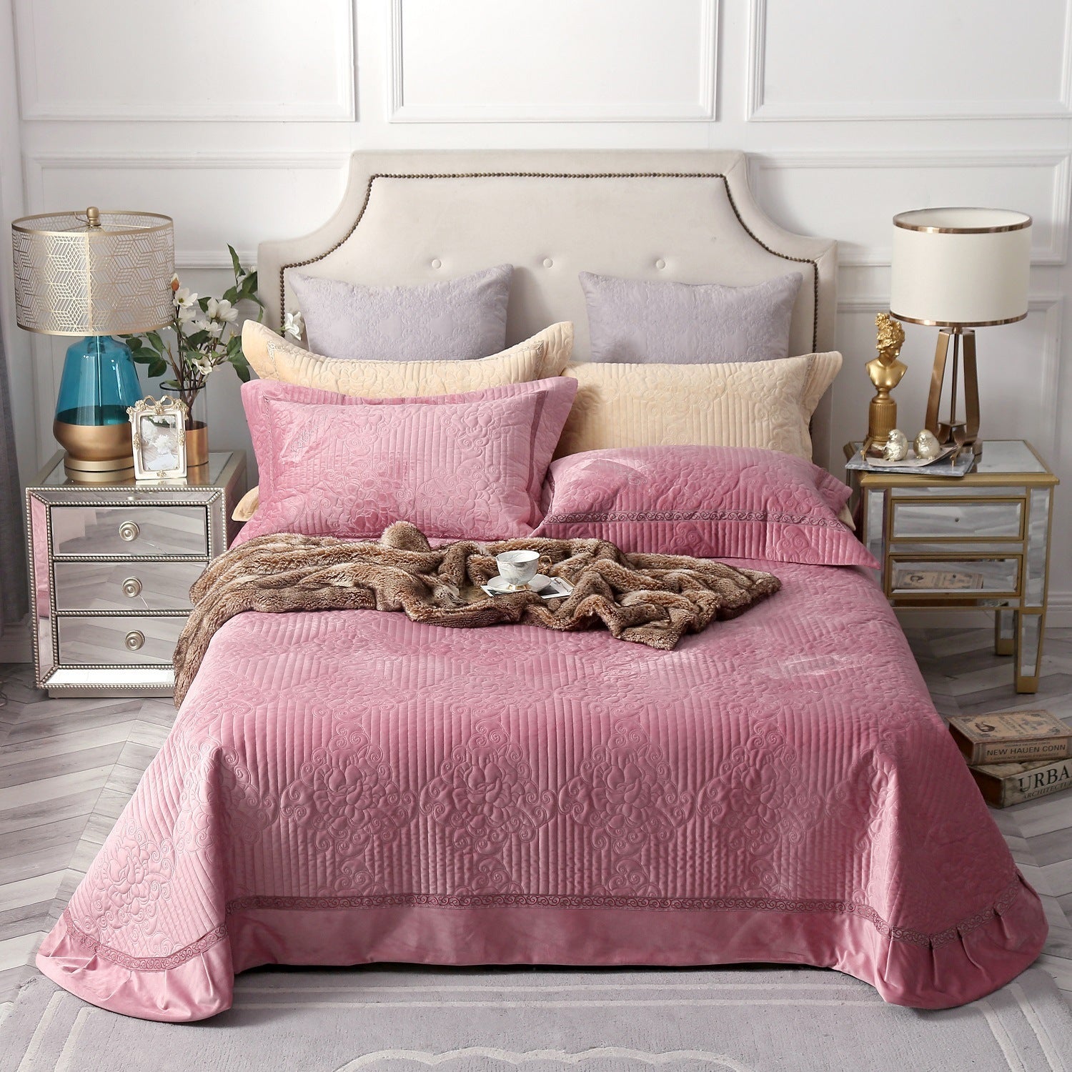 HKM-146451 Luxurious Three-Piece Velvet Quilt Bed Cover Set for Romantic Bedroom Decor
