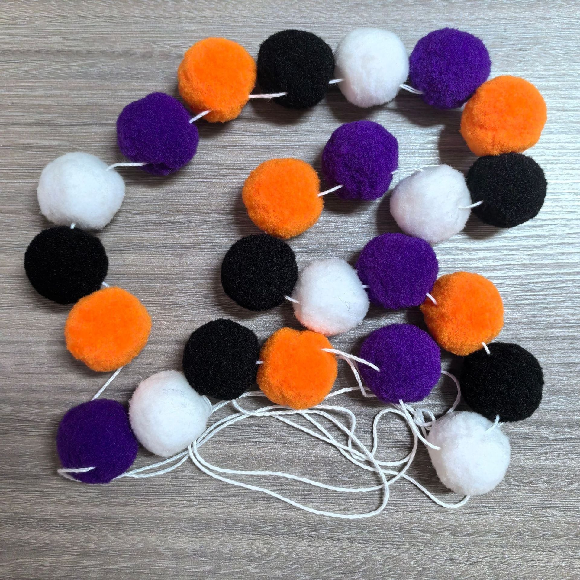 HKM-154387 Halloween Felt Ball Garland - 24 Woolen Yarn Balls for Spooky Decor (2m)