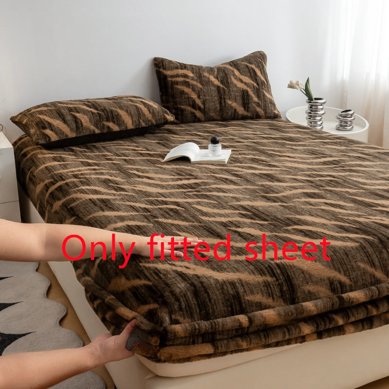 HKM-191955 Class A Thickened Thermal Velvet Bedspread with Plant and Flower Pattern - Milk Fiber Fitted Sheet Set