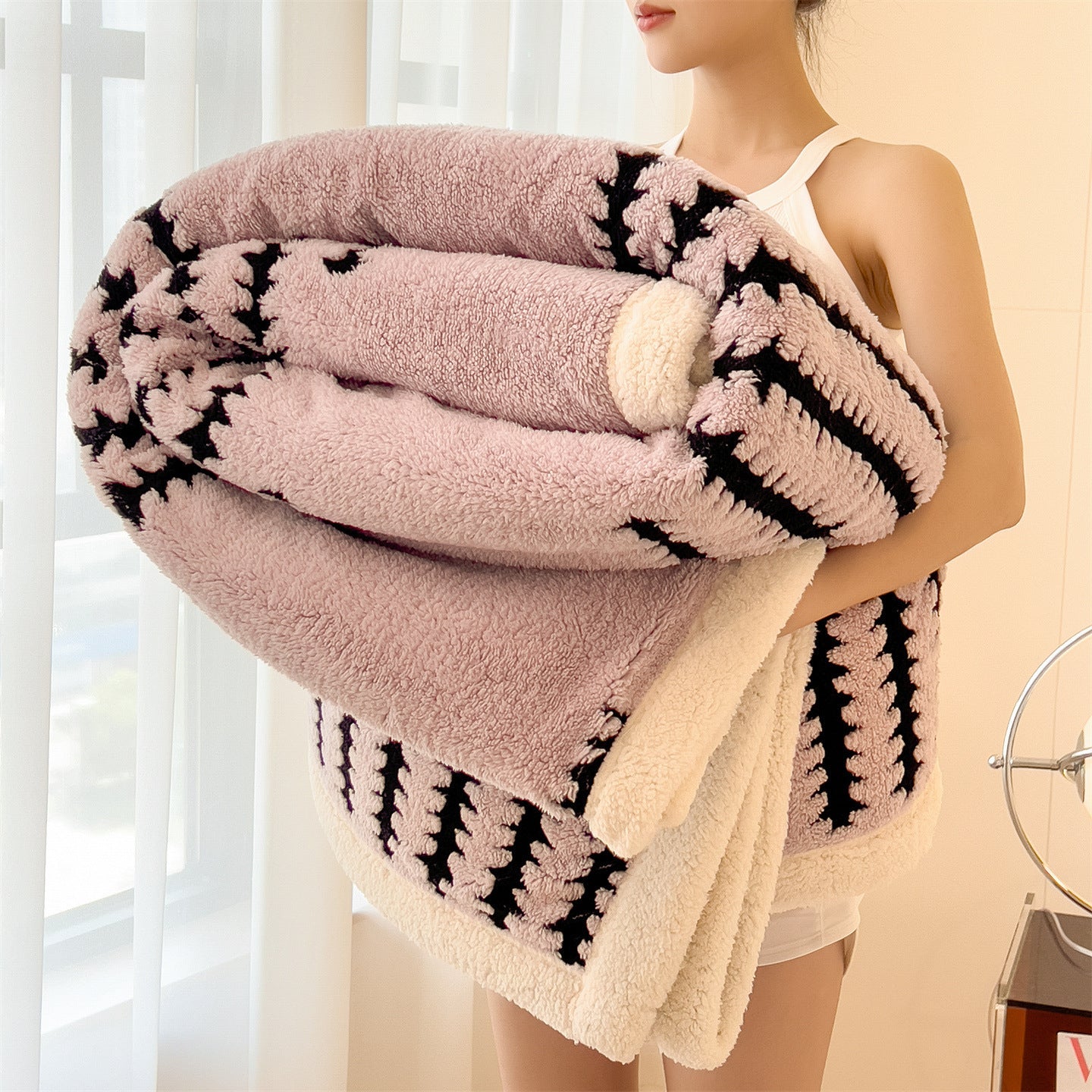 HKM-231635 Geometric Pattern Coral Fleece Blanket, Thick Polyester, All-Season Modern Design