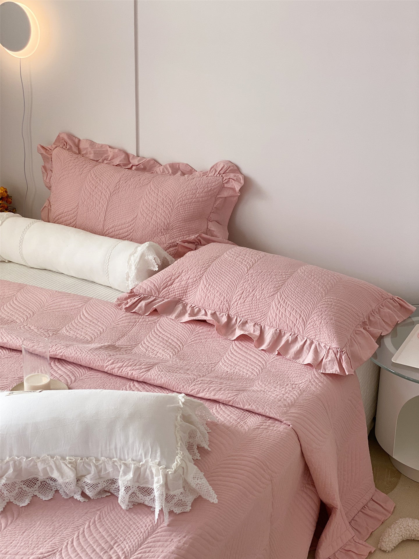 HKM-262931 Double-Sided Cotton Leaf Quilted Bedding Set with Ruffled Sand Washing Bed Cover – Available in Two Sizes