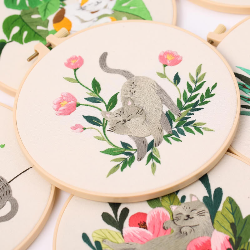 HKM-268691 Naughty Cat Cartoon Embroidery Pattern DIY Kit with Embroidery Frame - 30x30cm Canvas