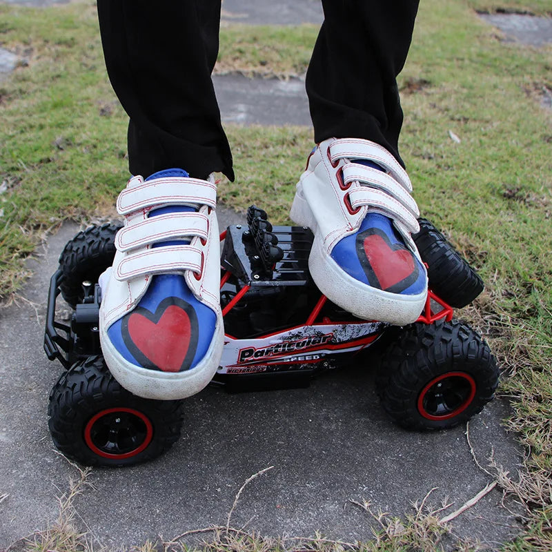 HKM-282195 1/12 Scale 4WD Off-Road Remote Control Truck with LED Lights and Metal Construction