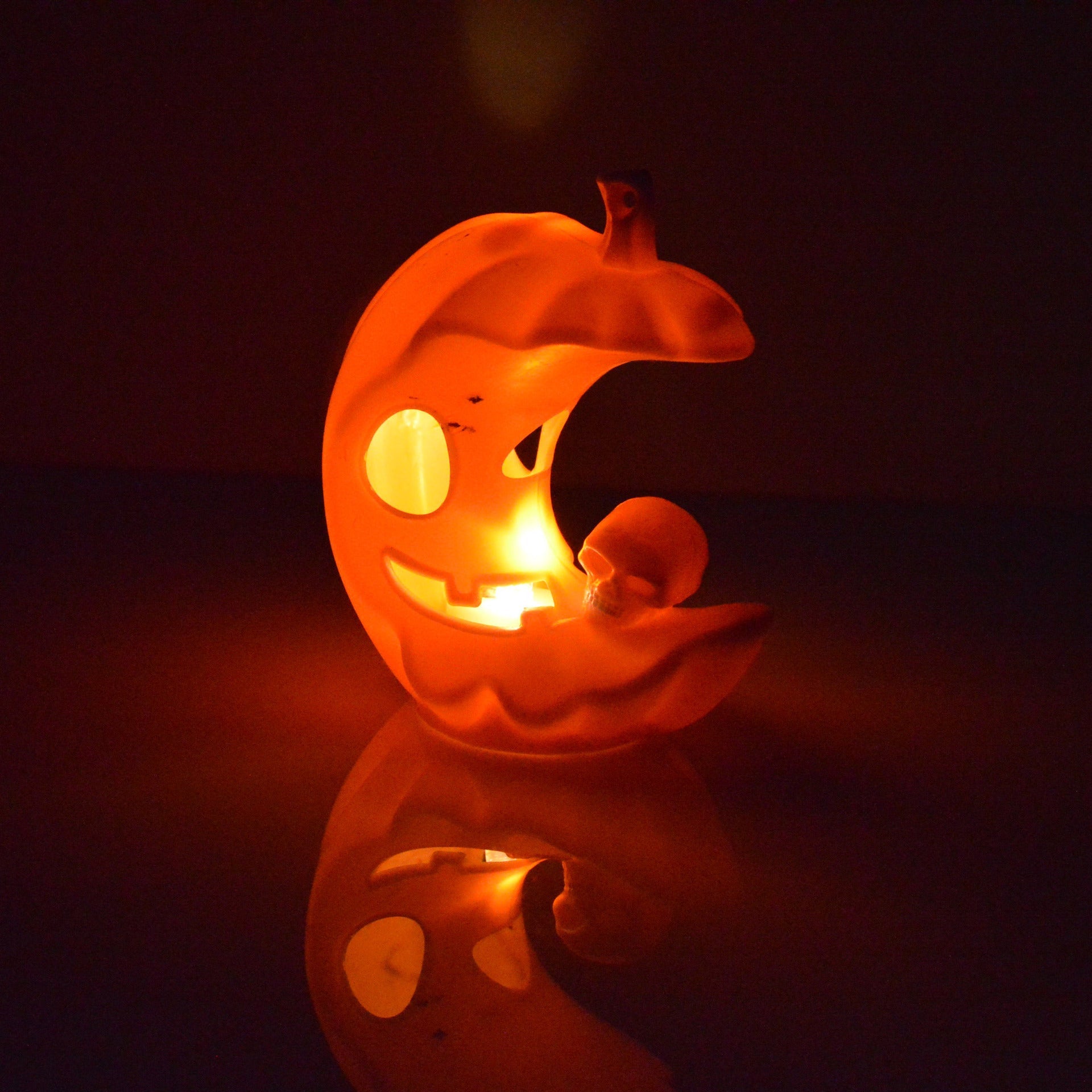 HKM-284947 Luminous Moon Pumpkin Lamp - Decorative Plastic Light in Orange and Black, 8.5cm Size
