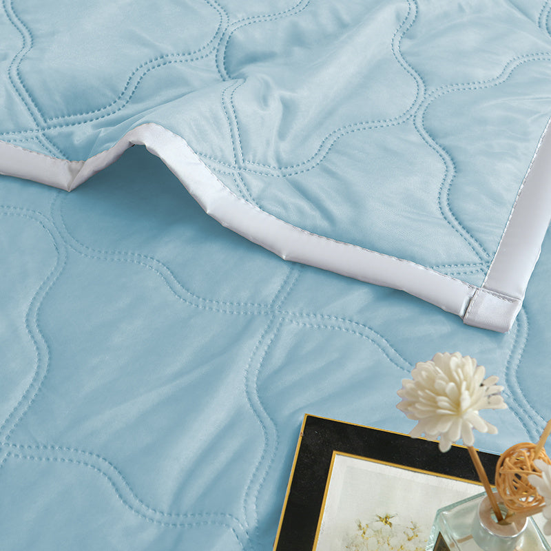 HKM-334227 Ultra Soft Lightweight Reversible Comforter in Soundwave Design - All-Season Quilt for Bedding, Travel & Camping