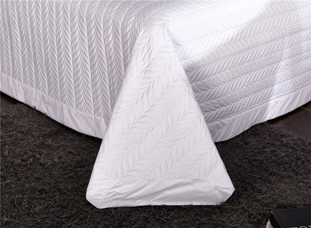 HKM-334547 Elegant Four-Piece European Style Bedding Set with Satin Finish