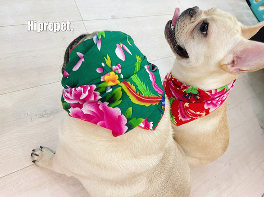 HKM-381907 Country Style Triangular Pet Scarf for Dogs and Cats - Funny Photography Accessory in Red and Green Cotton Silk