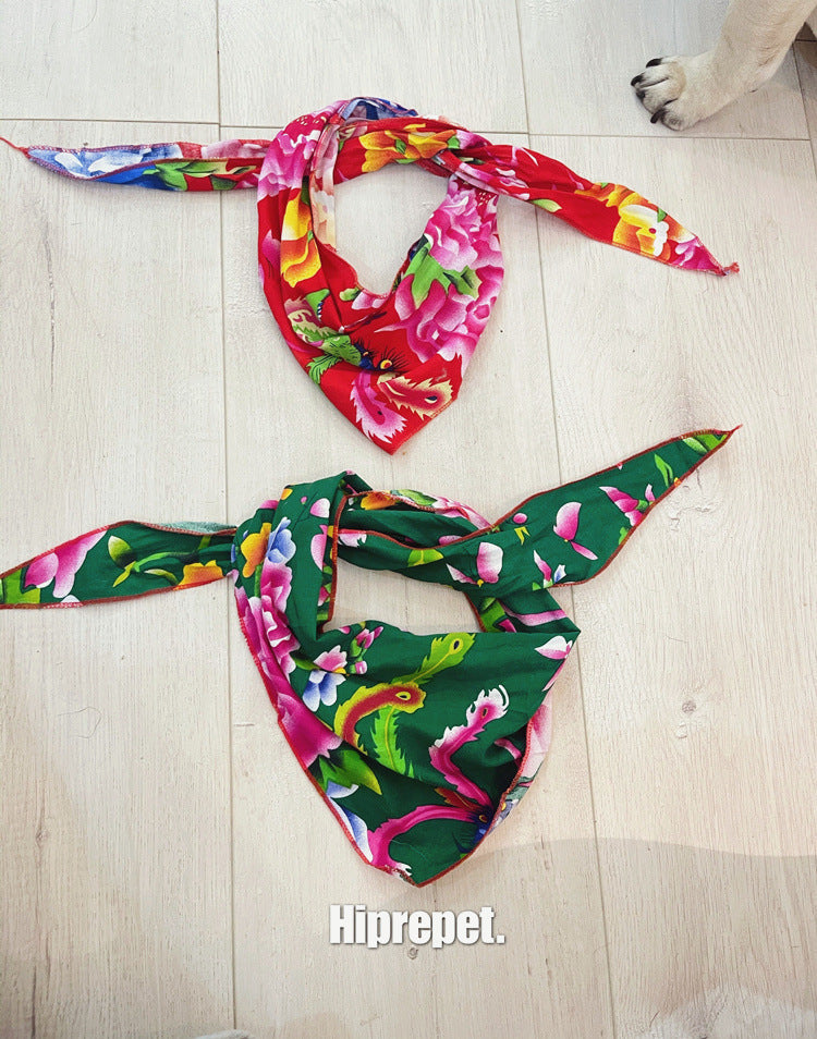 HKM-381907 Country Style Triangular Pet Scarf for Dogs and Cats - Funny Photography Accessory in Red and Green Cotton Silk