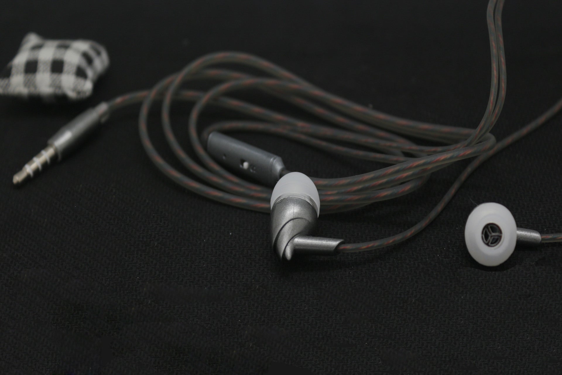 HKM-388307 Universal In-Ear Subwoofer Earplugs - Wired, 110cm, Compatible with Android, Windows Mobile, iOS - Available in Gold, Rose Gold, Silver