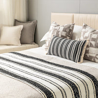 HKM-392019 Black and White Striped Jacquard Bedding Set for 1.5-1.8m Beds - Includes Blanket, Pillowcases, and Cushion Cover