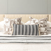 HKM-392019 Black and White Striped Jacquard Bedding Set for 1.5-1.8m Beds - Includes Blanket, Pillowcases, and Cushion Cover