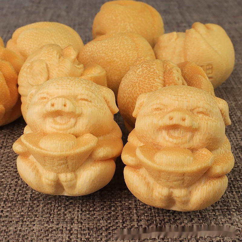 HKM-437075 Cute Solid Bamboo Pig Carving Ornament for Gifts and Decor