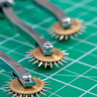 HKM-439123 Crimping Wheel Tool with Wooden Handle for Paper, Fabric, and Leather