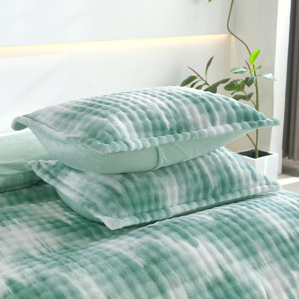 HKM-596371 Reversible Velvet Camouflage Duvet Cover Set with Faux Rabbit Fur - Green, Includes Duvet Cover & Pillowcases