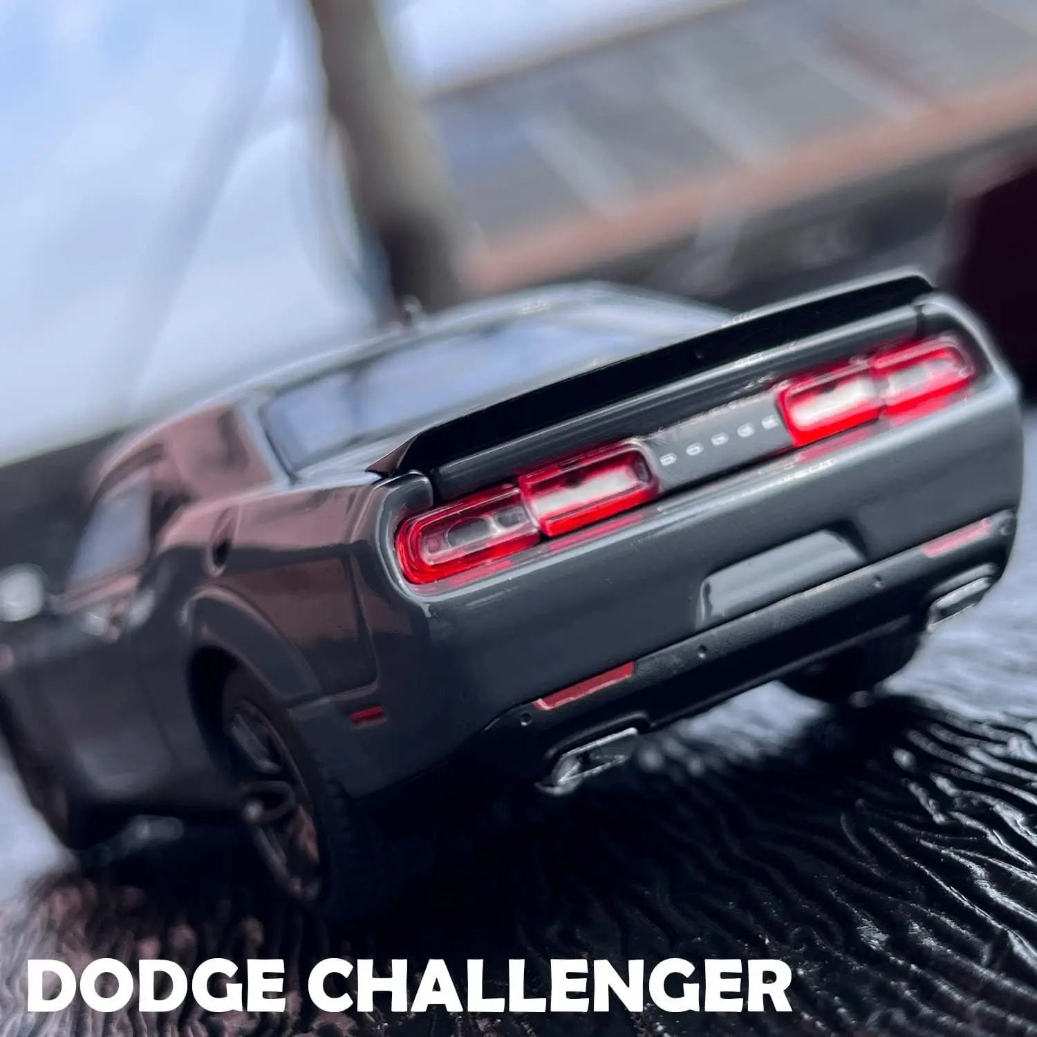 HKM-638995 1:32 Scale Dodge Challenger Alloy Model Car with Pullback Action, Sound, and Light Features