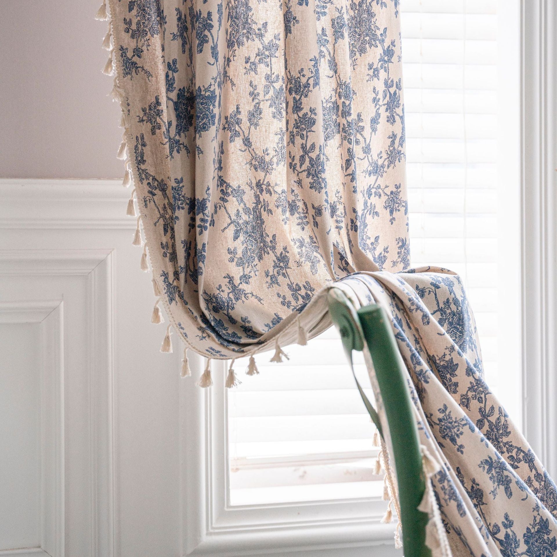 HKM-667219 Beige Cotton and Linen Half Shade Kitchen Curtain with Tassels for Small Bay Windows