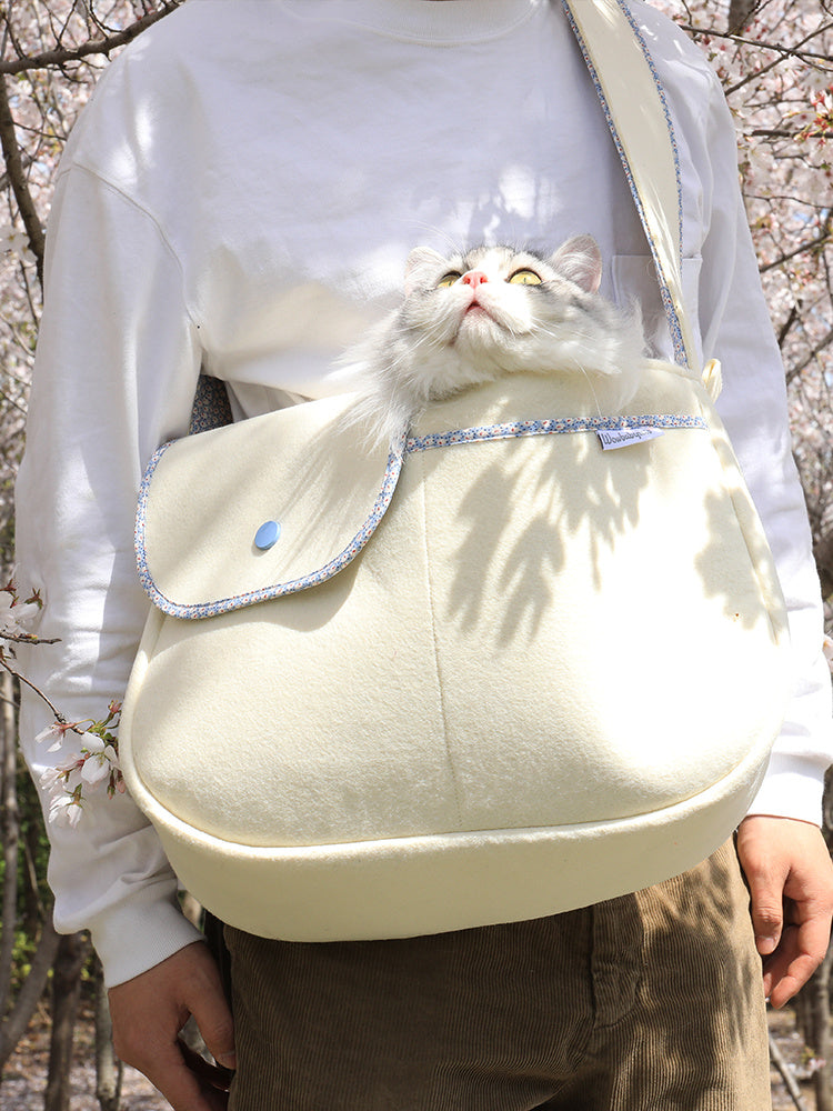 HKM-667859 Portable Cat Carrier Bag for Cats Under 12 kg - Stylish Black and White Design